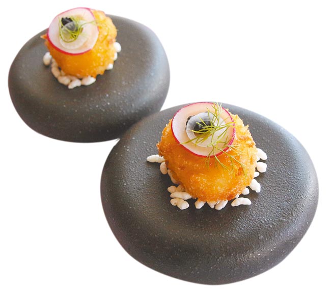 日月千禧开胃前菜酥炸北海道干贝球。（日月千禧提供）