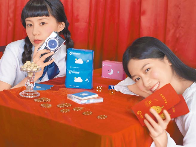 凉感卫生棉霸主爱康，欢庆15周年推虎虎生风红包袋。（爱康提供）