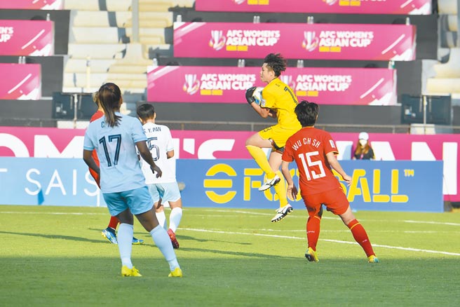 程思瑜（右二）在印度亚洲杯有精采表现。（中华足协提供）