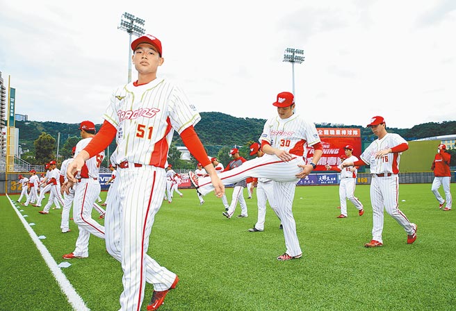 中华职棒味全龙队7日在天母棒球场举办开训仪式，一二军教练团与球员立即投入春训。（陈怡诚摄）