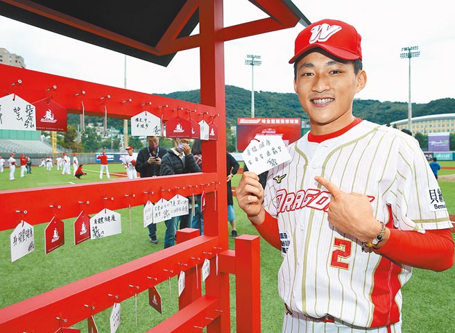 味全龙队外野手郭天信2021年打出好成绩，包办外野手金手套和最佳九人奖。他在开季心愿卡写上「身体健康、金手套连霸」。（陈怡诚摄）