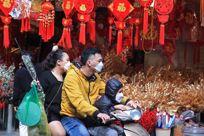 越南歷经9天农历年假期后，越南卫生部今天通报63省市共新增2万1909例COVID-19确诊病例。(图/美联社) 