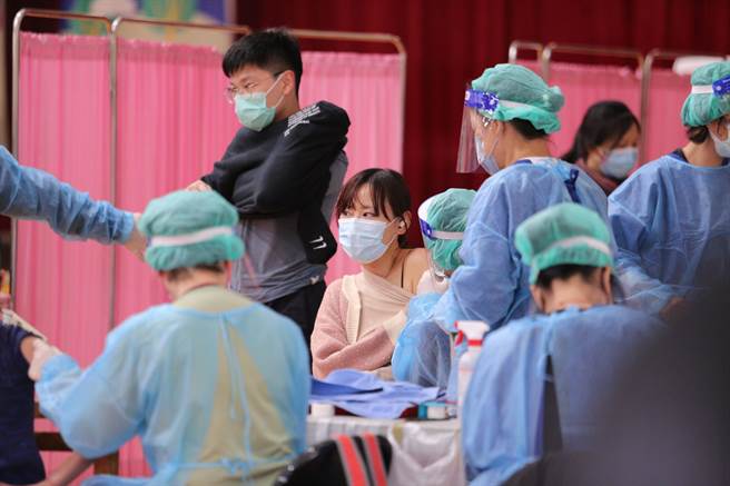 第22轮仅提共第三剂疫苗，今上午9点起开放预约。图为民眾接种疫苗的画面。（黄世麒摄）