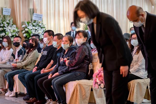 2021年4月2日发生严重太鲁阁事故，总统蔡英文亲自前往联合公祭鞠躬。（总统府提供）