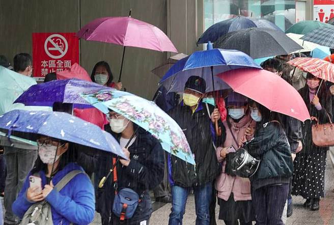 受東北季風影響、水氣增加，今、明兩天北部、東半部有雨，北部整天濕冷約17至19度。(資料照 姚志平攝)