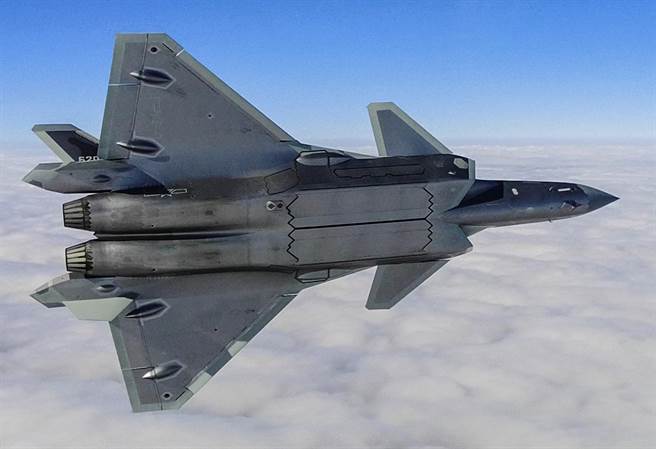 中方空军歼-20战机进行飞行训练的资料照。（新华社）