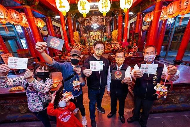 观光传播局刘奕霆局长与新生代网红一同进行「集章寄福」活动。(图：臺北市政府观光传播局／提供)