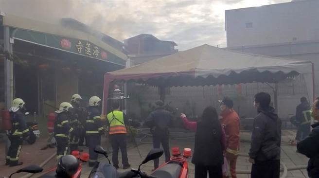 金门金城镇民族路的狭窄巷弄内，传出民宅2楼神明厅火警，现场浓烟蔽空，火舌随风乱窜，情况十分危急。（民眾提供）