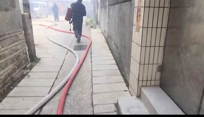 现场紧急布放4条远距水带，并迅速疏散人员，火势在20分钟内扑灭。（民眾提供）