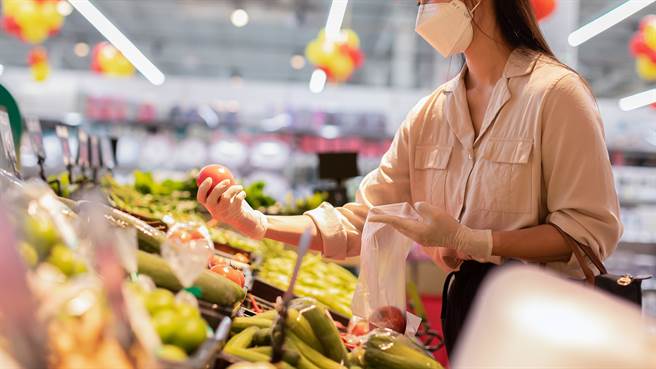 福岛食品最快月底解禁，营养师陈宗裕表示，民眾可摄取7大类食物来抗辐射、抗氧化，包括果胶类、多醣类和多酚类蔬果、含有碘、硒及番茄红素的食物。（图／示意图，达志影像）