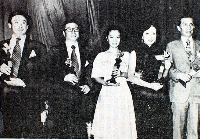 常枫(右)、徐枫(右二)，与同届的最佳女配角张艾嘉(中)最佳男配角郎雄(左二)最佳导演张佩成(左)领奖后合影。（图／中时资料照片）