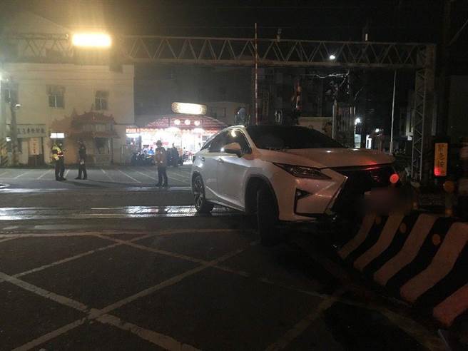 一名男子酒驾经过后庄平交道时，撞上事故警报器，卡在轨道上。（民眾提供）