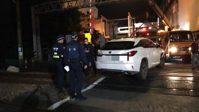 事故发生后有北上2班、南下3班区间列车要通过，临时改由肇事车辆没压到的西线轨道单线通行，今（9日）日凌晨零时50分，自小客车吊离，所有设置重新检查确定正常，才通报解除状况。（民眾提供）