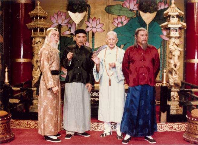 1983年《烟雨江南》常枫（左二）与古军（右二）。（图／中时资料照片）