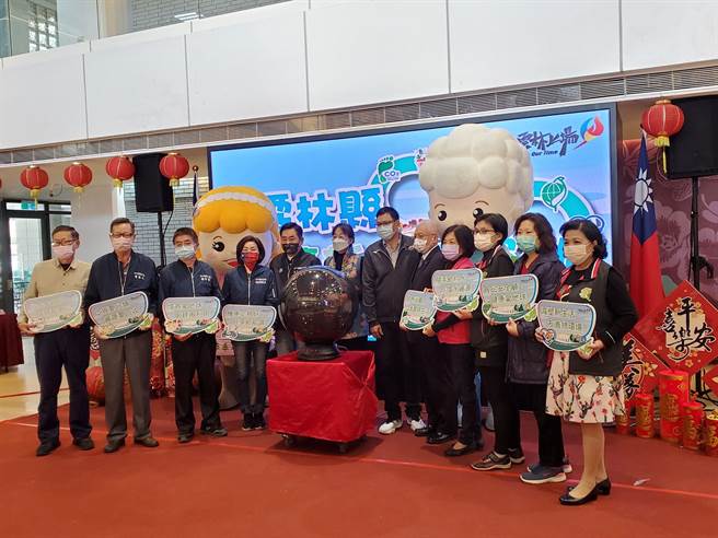 云林县环保局今（9日）日举行「云林县永续新生活运动」记者会，呼吁民眾响应环保永续新生活，实际落实于日常生活习惯中，包括垃圾减量、资源回收、多蔬食、机车定检、租借环保餐具等。（周丽兰摄）