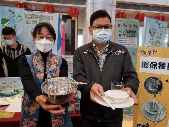 云林县环保局也首次推出「环保餐具租赁服务」，辖内机关、学校、社区及团体只要有使用餐具之需求，就可上云林县环保局share love爱循环惜物网申请。（周丽兰摄）