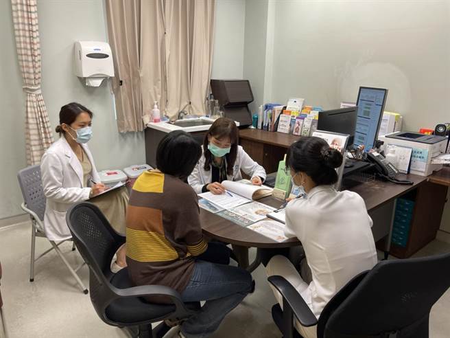 长安医院神经内科医师陈惠萱表示，功能医学注重每个人基因及后天生活环境的不同，再依据问诊及检查给予个体化建议。（长安医院提供／冯惠宜台中传真）