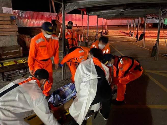 台东县绿岛乡8日晚间发生酒驾车祸事故，海巡人员协助将伤者后送。（海巡署第一三岸巡队提供／蔡旻妤台东传真）