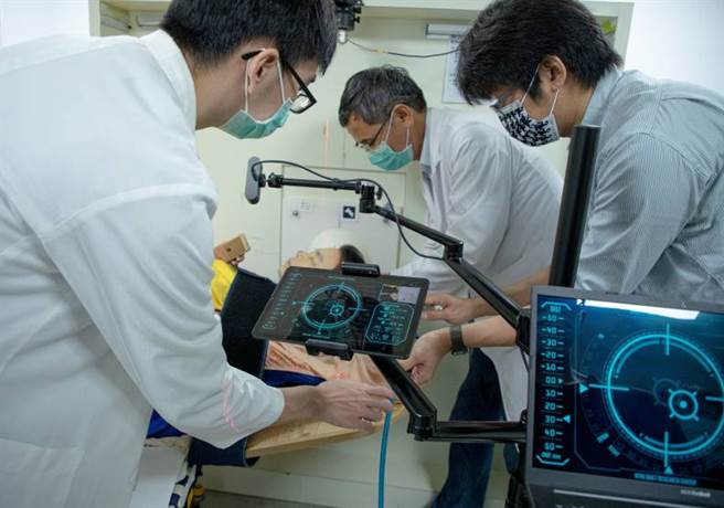 BNCT为脑瘤癌末患者带来重生希望（图为清大、北荣团队透过VR系统，精准锁定肿瘤照射部位）。(图／远见提供)