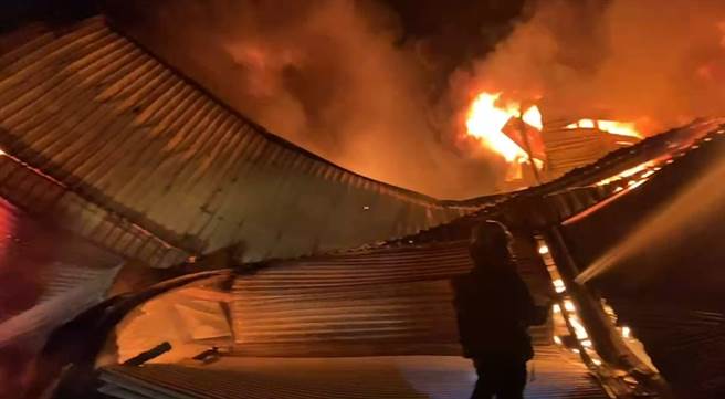福興鄉番社街木業工廠火災暗夜大火，彰化縣消防局共派遣各式消防車28輛，人員56人，燃燒面積100平方公尺，無人傷亡，清晨5時17火勢撲滅。（彰化縣消防局提供／吳敏菁彰化傳真）