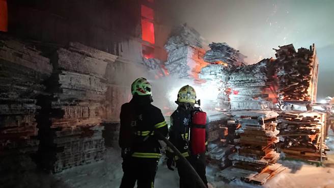 福興鄉番社街木業工廠火災暗夜大火，彰化縣消防局共派遣各式消防車28輛，人員56人，燃燒面積100平方公尺，無人傷亡，清晨5時17火勢撲滅。（彰化縣消防局提供／吳敏菁彰化傳真）