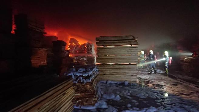 福興鄉番社街木業工廠火災暗夜大火，彰化縣消防局共派遣各式消防車28輛，人員56人，燃燒面積100平方公尺，無人傷亡，清晨5時17火勢撲滅。（彰化縣消防局提供／吳敏菁彰化傳真）