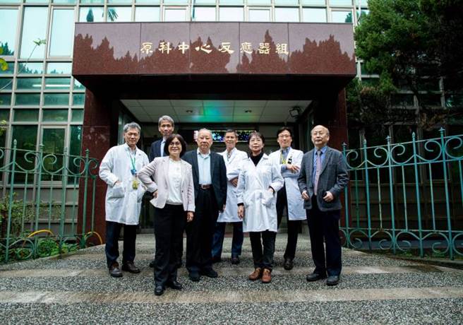 清大、北荣、信东三方合作。图为清大一等核能师裴晋哲（左起）、原科中心主任叶宗洸、信东副总林丽卿、清大BNCT中心主任李敏、一等核能师刘鸿鸣、BNCT中心研发顾问周凤英、北荣医师陈一玮、信东资深副总谢贤仁。(图／远见提供)