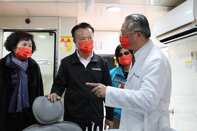 嘉义县长翁章梁（左二）关心口腔保健医疗专车内部设备及执行状况。（嘉义县政府提供／张亦惠嘉县传真）