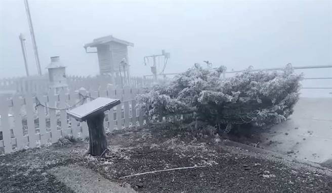 今天早上玉山出现雾淞。(翻摄自 郑明典脸书)