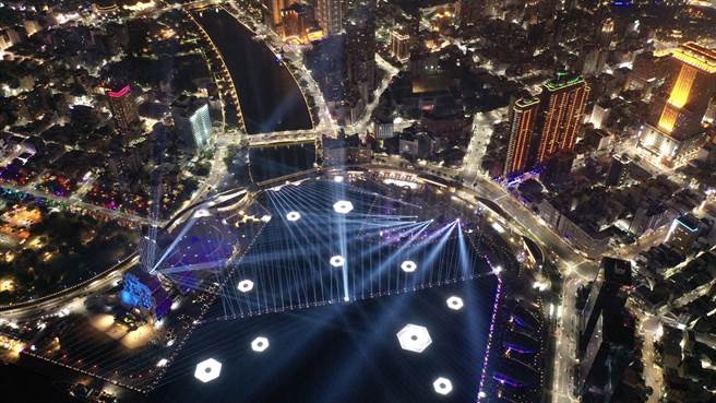 高市府與LINE熱點合作，使用LINE熱點（ https：／／lin.ee／Xxfk0UM／czvn  ）可方便快速地查找愛河灣、衛武營雙燈區的作品，還能瀏覽高雄吃喝玩樂全攻略。（高市府提供）