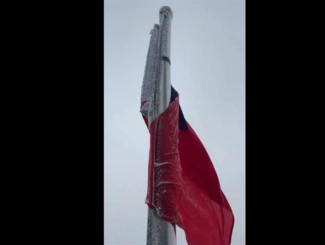 郑明典PO出照片惊呼，玉山北峰国旗被雾淞结冻了。(翻摄自郑明典脸书)

