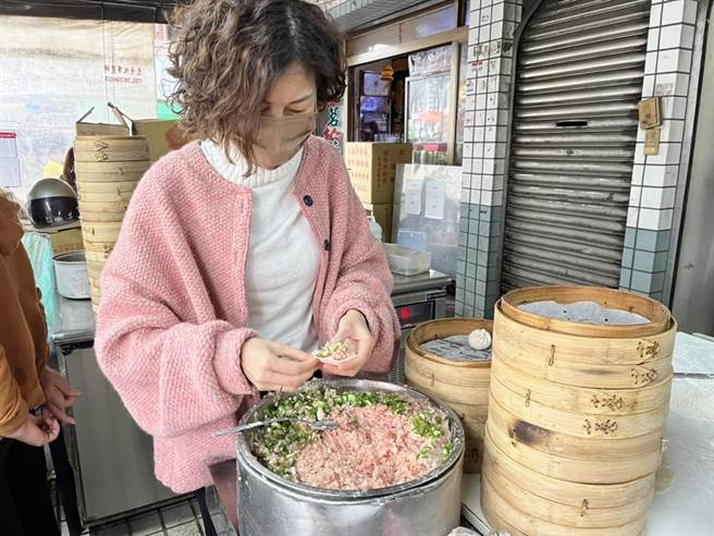 大湳市场入口旁开业23年的香纳多鲜肉汤包，是在地人一致推荐的美食，黄姓老板娘表示，近期有感觉到买气逐渐回升。（陈梦茹摄）
