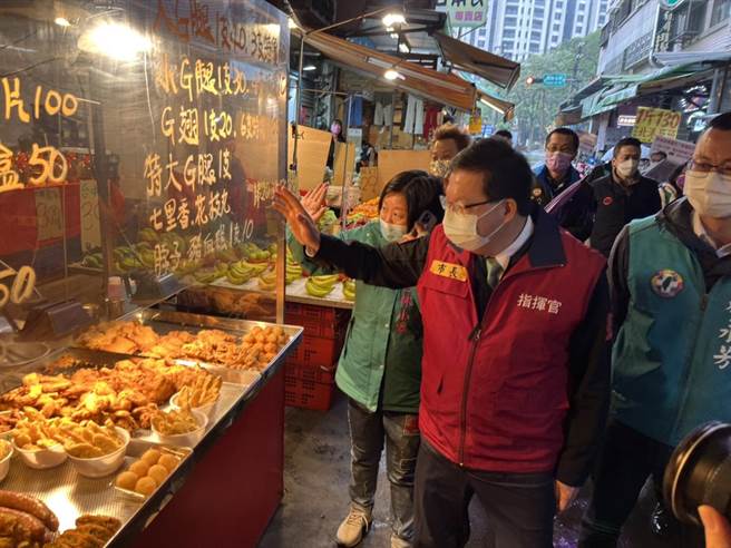 市长郑文灿今到大湳市场鼓励摊商，希望能让买气回升。（陈梦茹摄）