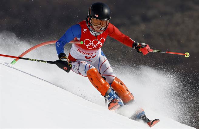 李玟儀在2022北京冬奧高山滑雪女子曲道賽第一趟順利完賽。（路透）