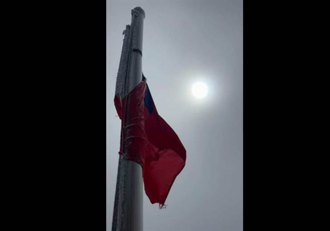 郑明典表示，国旗维持固定的形态，很有趣。(翻摄自郑明典脸书)
