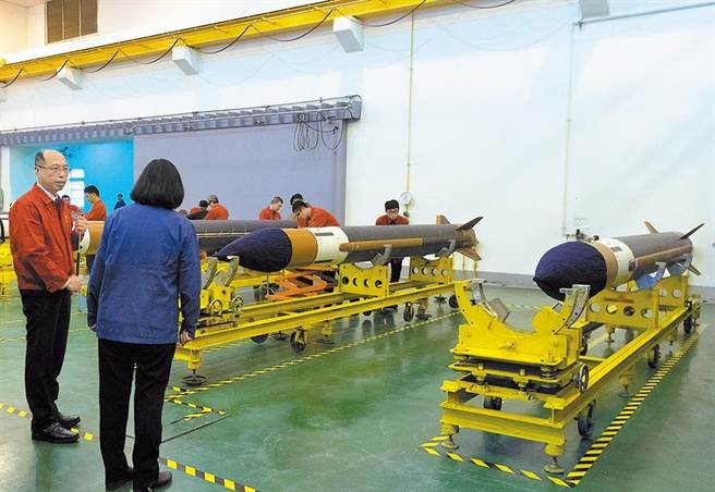 蔡英文總統曾親自前往中科院參觀天弓飛彈生產情形。(中時資料庫)