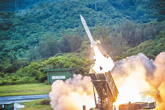 天弓飞弹重大弊案，卖国厂商供陆制劣质零件，险酿成废弹，图为天弓一型飞弹发射情形。(中时资料库)