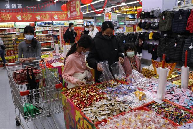 胡媽媽在社工與善心人士的陪同下，帶著3姊妹在愛買量販店採買年貨挑選喜糖。（新北市社會局提供）