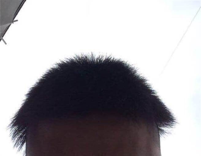 一名男子為了省時間去百元理髮剪頭髮，結果成品卻悲劇了。（圖／翻攝自爆廢公社）