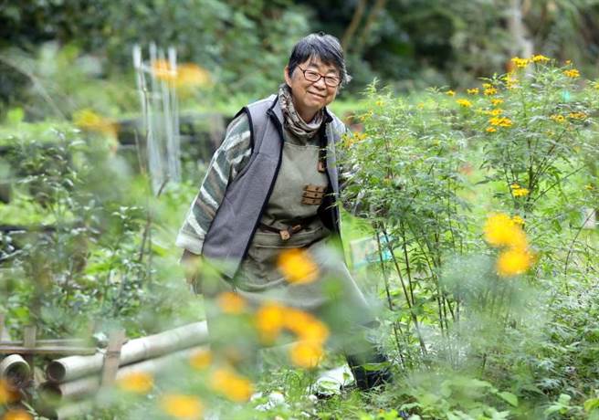 全台首位园艺治疗师、人称「大黄老师」的黄盛璘，传递花草木叶疗癒力量，温暖每个人。(图／远见提供)