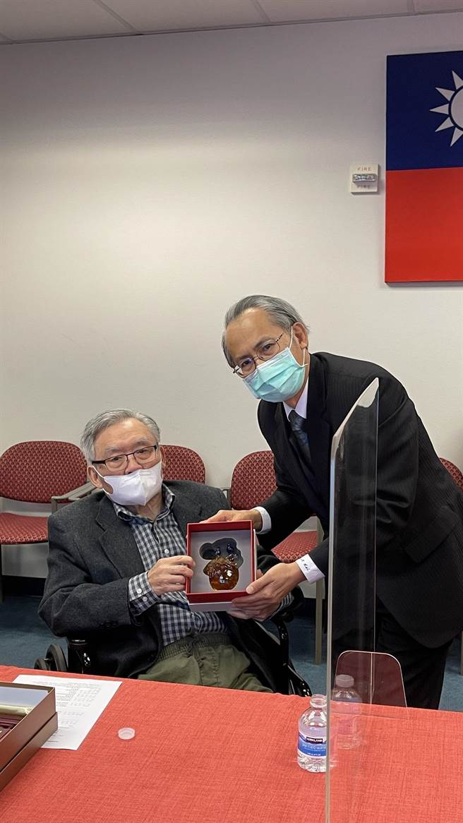 国际汉学巨擘张灏捐赠毕生藏书予国图，我驻旧金山办事处处长赖铭琪（右）协助将国图之礼品致赠予张灏（左）。（国图提供／林志成台北传真）