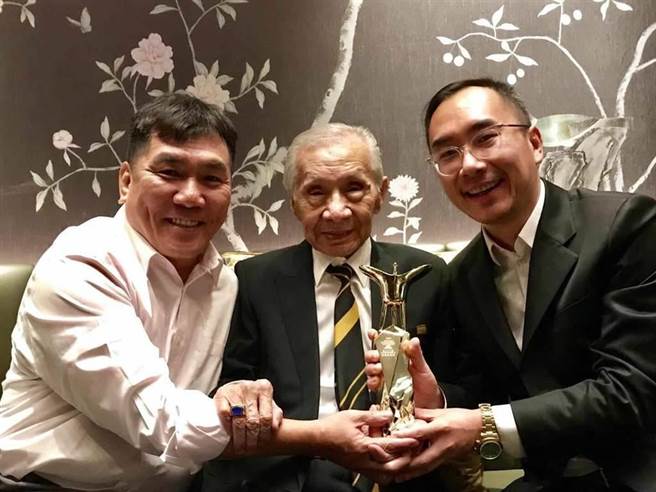 图为常枫(中)夺上海电影节影帝画面。（资料照）