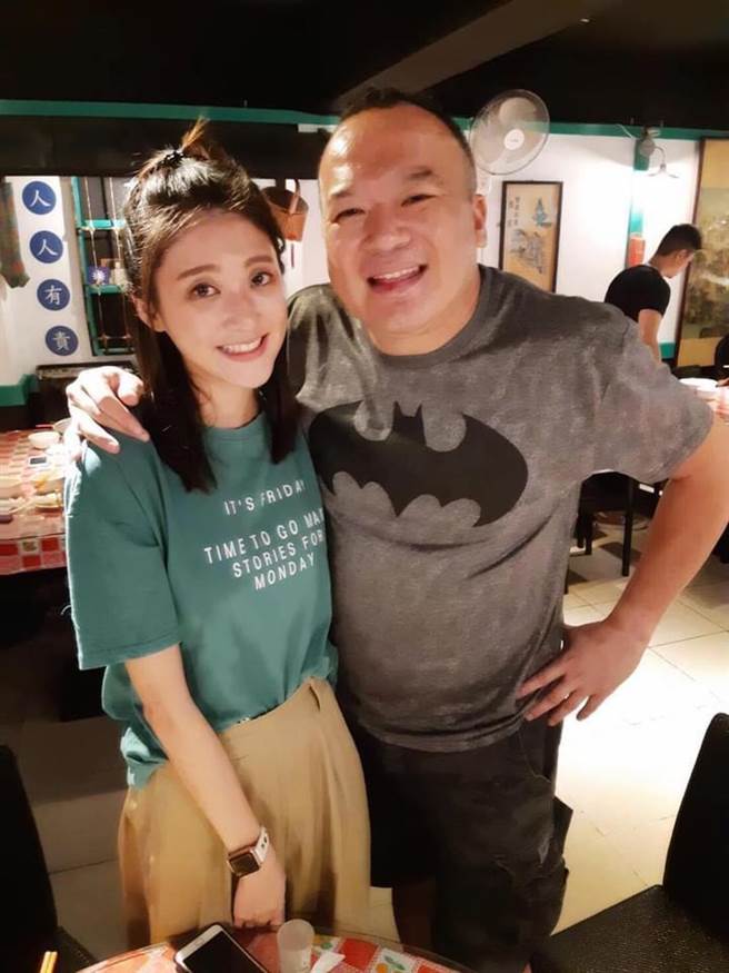 林逸欣（左）回忆与明金城合作景象。（摘自脸书）