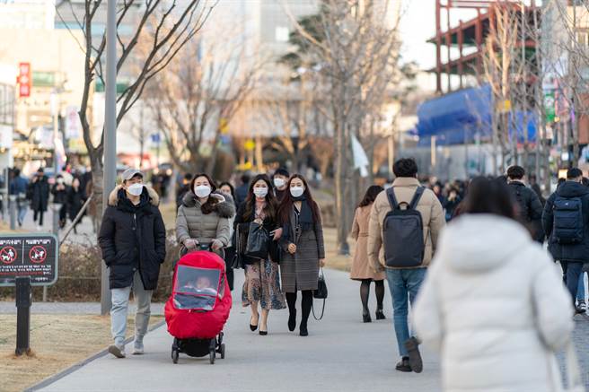 首尔、仁川、京畿道等人口密集的首都圈地区社区感染共增加2万9183例，占近6成。(示意图／shutterstock)