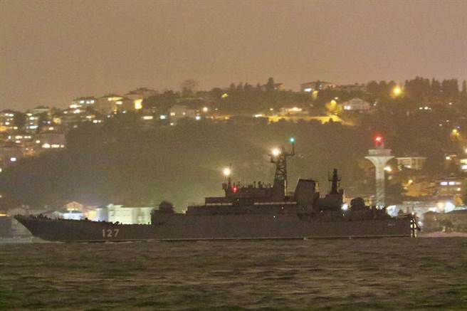 据路透社一名目击者表示，有3艘船舰今天通过土耳其海峡（又称黑海海峡）前往黑海；土耳其多个消息来源说，另外3艘预定明天通行。(图／路透社)