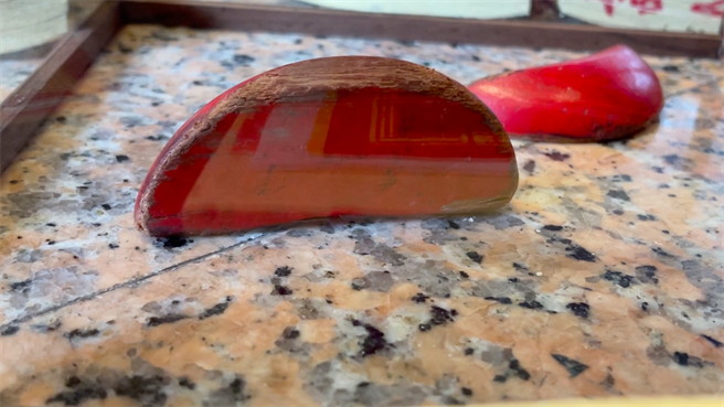 基隆一名许姓男子大年初六前往八斗子知名土地公庙「福清宫」求籤，掷出立筊。（翻摄照片／陈彩玲基隆传真）