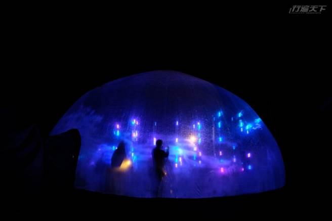 黃子儇的作品《爆破邊界》可以走入球體內部。(圖/行遍天下)