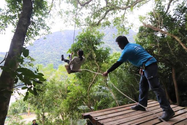 精心设计的「不懂休閒农园」游程，包含体验秋千、搭建猎寮、制作陷阱等等。(图/行遍天下)