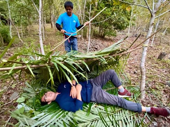 学习猎人如何制作陷阱。(图/行遍天下)