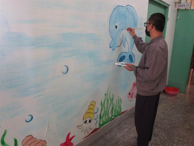 法務部矯正屬南投看守所在春節期間辦理布置比賽，因販毒入監綽號阿悟的受刑人自告奮勇，拿起畫筆獨自一人彩繪整個3樓牆面壁畫，短短3天就將牆壁彩繪成「廣闊無邊的蔚藍大海」。（南投看守所提供／吳建輝南投傳真）